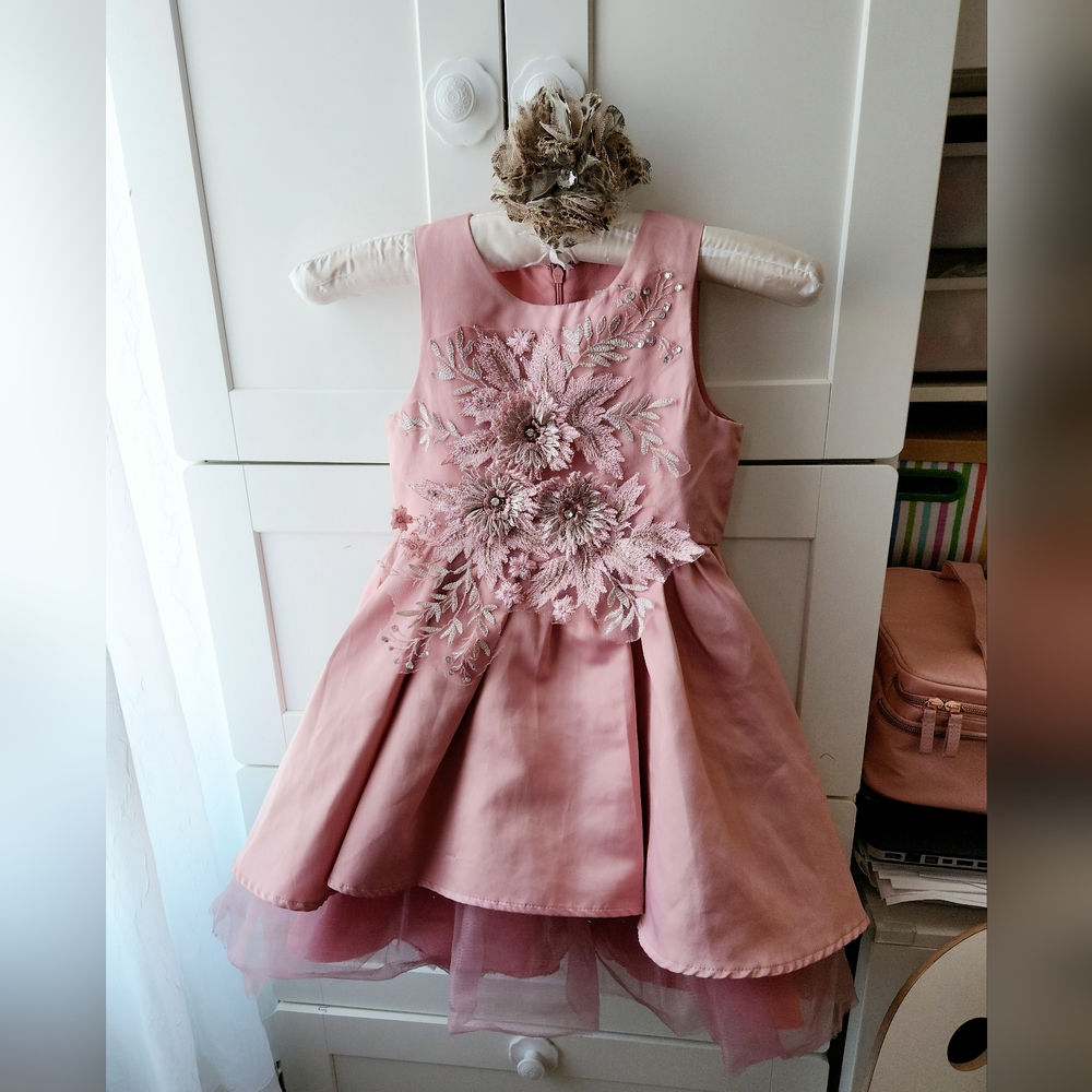 Cute pink dress size 5T with attached floral 3D details very pretty 😍 ✨️